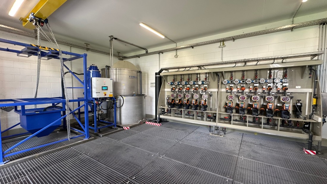 Big-Bag-Entleerungssystem-(ganz-links)-Polymeransetzstation-PolyRex-(links)-Dosierung-der-fertigen-Polymerlösung-(rechts)_Bildquelle-EBS-Mannheim_Header_1.jpg